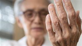 手麻的真正原因找到了！醫曝：更年期荷爾蒙失衡引發　快試這些天然解方