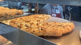 好市多新口味蕈菇松露披薩。（圖／記者楊晏琳攝影）