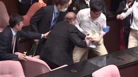 民進黨立委郭國文搶走立法院秘書長周萬來手中資料