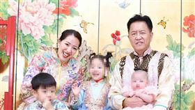 劉伊心與林志隆一家人（圖／傳家手工印章提供）