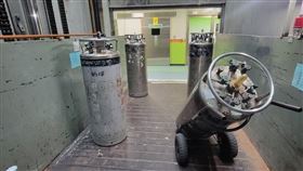 踢爆黑心廠商,工業氧氣混充醫用氧氣，流入上百醫院，海撈暴利30倍！氧氣不純嚴重恐致死(圖／翻攝畫面)