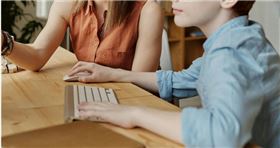 ▲1名男網友近日在Dcard以「我八歲就抱過我岳母」為題發文。（示意圖／翻攝自pexels）

