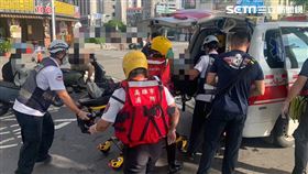 救護人員拉起後該男子已無生命跡象，送醫後搶回一命。（圖／翻攝畫面）
