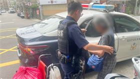 ▲宋屋派出所員警見婦人神情恍惚，趕緊上前關心協助。（圖／桃園電子報）