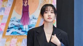 李英愛難得放閃！73歲老公逆齡狀態太震撼