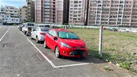 黃女陳屍躺在駕駛座，擋風玻璃還用遮陽板封的密不透風，位置也選在人煙稀少的停車格。（圖／翻攝畫面）