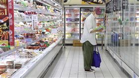 9月景氣燈號掉至黃紅燈（1）國發會28日發布9月景氣燈號，由於綜合判斷分數大減5分，掉至34分，燈號從紅燈落至黃紅燈。圖為民眾在台北市內湖區大賣場採買。中央社記者謝佳璋攝  113年10月28日