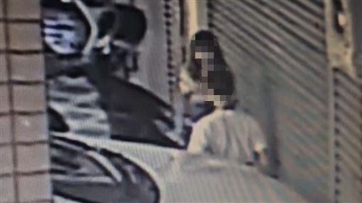 女童落單等同學…18歲男「一把抓」猥褻
