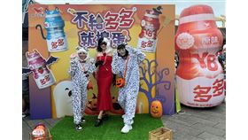 「巨無霸多多」現身天母！超逼真萬聖節佈景　掀起大小網美打卡新風潮！