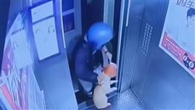 ▲一名外送員在送餐過程中，強制將掙扎的橘貓拉入電梯間。（圖／翻攝自監控影片）