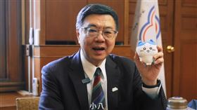 卓榮泰28日開箱自己備詢時所攜帶的十大小物（圖／翻攝自卓榮泰YT）