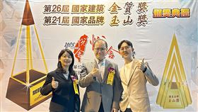 CloudMile 萬里雲首次參選「國家品牌玉山獎」即榮獲「傑出企業大獎」及「傑出企業領導人大獎」。（圖／CloudMile萬里雲提供）