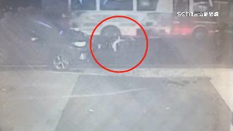 獨／客運撞倒女騎士險輾！司機續開60公尺