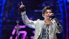 一名懷孕女粉絲去聽周杰倫時太興奮，竟然在場外接生孩子。（圖／翻攝自小紅書）