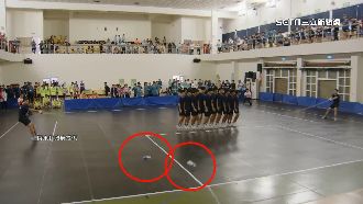 不滿比賽有爭議　家長氣丟寶特瓶險砸選手