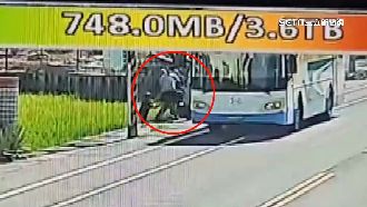 阿公等公車倒頭栽　踉蹌摔1米深稻田裡