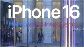蘋果9月首款AI內建手機iPhone 16至今已一個月，卻遲遲無法在印尼展開銷售。 （圖／達志／美聯社）