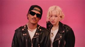 Rosé與Bruno Mars合作新歌〈APT.〉，卻引發爭議。（圖／翻攝自ROSÉ YouTube）