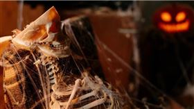 韓國一名男子2019年曾報警兒子失蹤，4年後熟人來訪誤開他兒子房門，裡面竟有一具白骨，才發現他兒子死在房間裡。（示意圖非當事人／Pixabay）