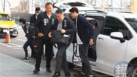 柯文哲曾由貼身帳房許芷瑜陪同出國，許常負責幫柯文哲收獻金。