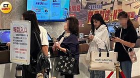 到達KTV櫃檯後，林岱縈依序排隊等待包廂。（圖／本刊攝影組）