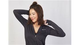 砸數萬買保養品卻懶得吃擦？現正夯「穿著保養」套上就能補膠原蛋白（業配勿用）