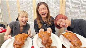 小慧（中）、俄羅斯佐藤（右）及桝渕祥与（左）趁節目拍攝空檔，大嗑烤鴨。（圖／緯來綜合台提供）