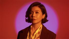 于子育在新作品中飾演日式酒吧媽媽桑，特地走訪林森北路店家拜師學藝。 （圖／瘋戲樂工作室提供）