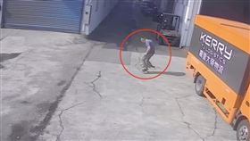 愛犬遭貨車司機「來回狂輾2次」他冷血看一眼逃了！網氣炸：根本故意。（圖／翻攝自臉書爆料公社）