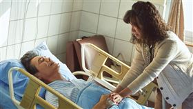 《在光裏的人》柯淑勤（右）見腦麻女兒杜蕾（右）倒地急抱送醫。（圖／大愛電視提供）