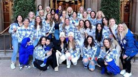 洛杉磯道奇「大嫂團」也出發前往紐約洋基主場踢館，大谷翔平太太真美子也在其中。（圖／翻攝自ladodgerwivesIG）