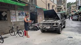  藝人九孔賓士車起火。（圖／讀者提供）