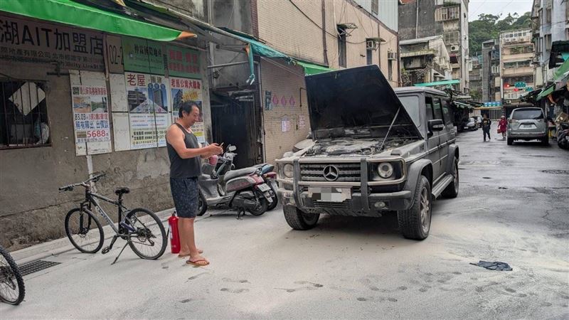 獨／藝人九孔賓士車起火！救車畫面曝光