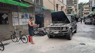 獨／藝人九孔賓士車起火！救車畫面曝光