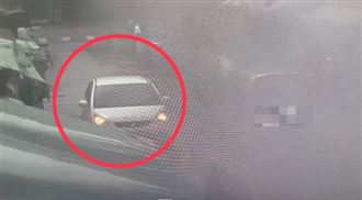 九孔賓士燒起來　休旅車緊急「倒車」逃命