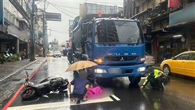 垃圾車,機車,新北,汐止,紅燈,綠燈,起步,視線死角,推撞,