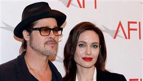 布萊德彼特（左）與安潔莉娜裘莉（右）於2016年分手申請離婚、2019年完成離婚。（圖／翻攝自微博）