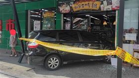 彰化女「油門當煞車踩」暴衝進超市