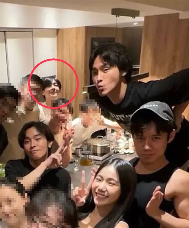 炎亞綸同框家寧畫面被挖出。(圖/翻攝自Dcard)