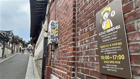 韓國北村韓屋村10月起實施觀光宵禁首爾北村的韓屋景致深受外國觀光客喜愛，在勸導訪問時間以外的平日下午5時後仍有不少觀光客訪問。中央社記者廖禹揚首爾攝  113年7月4日