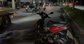 台東市一阿嬤騎車載著7歲男童遭轎車撞上，救護人員立即對男童施以CPR。（圖／翻攝畫面）