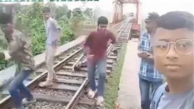 孟加拉朗布爾市（Rangpur）一群青少年，24日跑到當地新吉馬里鐵路橋（Shingimari Railway Bridge）上拍攝TikTok影片。（圖／X／@gharkekalesh）