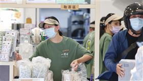 8月3大產業測驗點齊跌（2）台經院25日公布8月製造業、服務業、營建業測驗點全數走跌，不過台經院景氣預測中心主任孫明德表示，製造業不再是由資通視聽一支獨秀，其他產業「花慢慢開了」，加上美國聯準會降息的帶動效果，可望進一步挹注傳產。圖為台北市大安區一間飲料業者工作情形。中央社記者王騰毅攝  113年9月25日