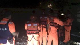 海巡署第二巡防區今天(29日)上午發現1艘中國籍貨輪因負載過重，在野柳岬附近滯留；由於入夜後颱風風雨增強，船長決定棄船，海巡派遣巡防艇將船上17名中國船員全數載至基隆港。(示意圖：中央社)