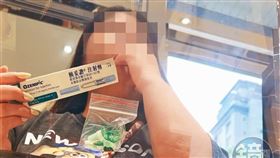 袁曼軒要記者到精品會館面交減肥針劑，並由員工（圖）教授施打方法。

