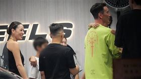 
王陽明的品牌旗艦店日前開幕，現場眾星雲集，老婆蔡詩芸與女兒也現身力挺。（圖／本刊攝影組）
寬度