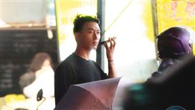 10/23 17:41 去完振興醫院，竇驍跑去石牌市場內購買食物。