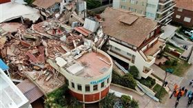 阿根廷布宜諾艾利斯省一處10層樓高的飯店突然倒塌。（圖／達志／路透社）