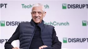 矽谷傳奇投資人柯斯拉舊金山新創盛會TechCrunch Disrupt登場，矽谷傳奇投資人柯斯拉（Vinod Khosla）談論AI發展，表示AI未來最大的風險是落入競爭對手的手中。（TechCrunch Disrupt提供）中央社記者張欣瑜舊金山傳真  113年10月30日