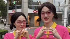 江大成（右）反串變成媽媽徐薇。（圖／徐薇提供）